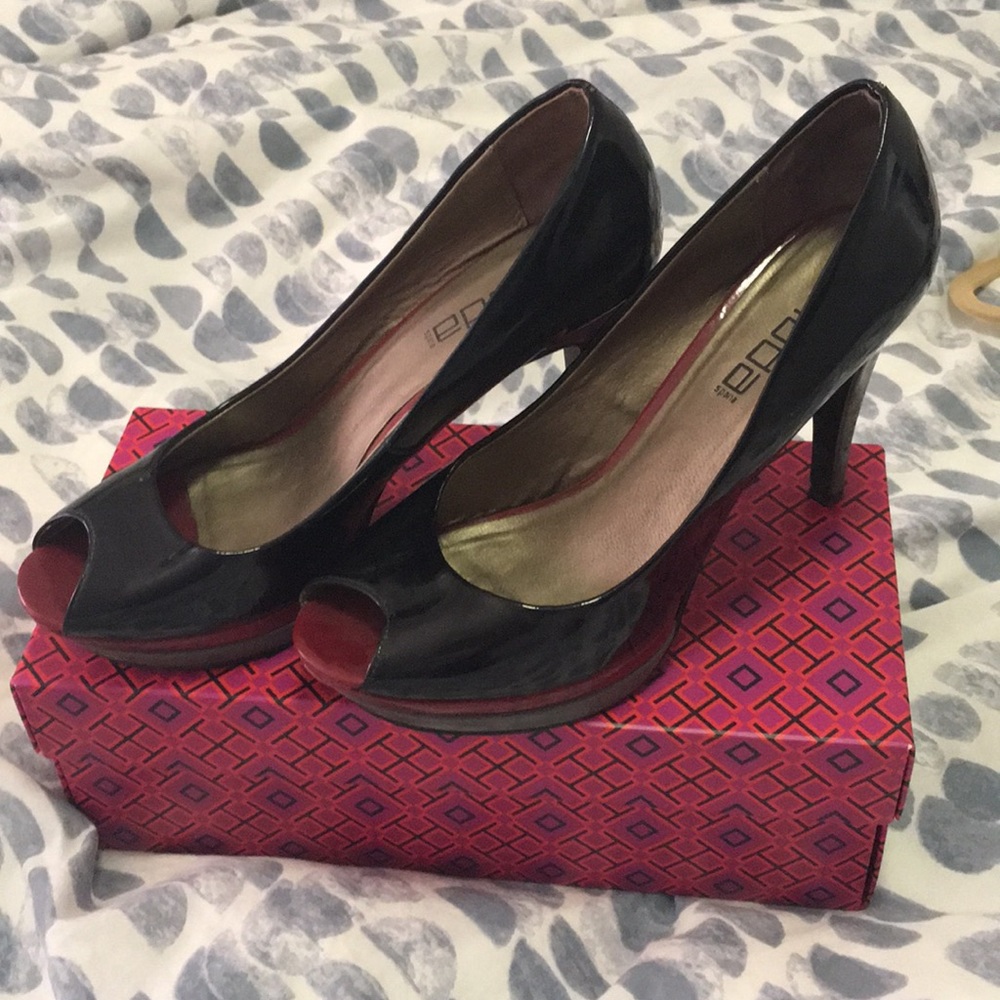 Moda Spana Black Heels with Gray and Red Footbed Sz 10